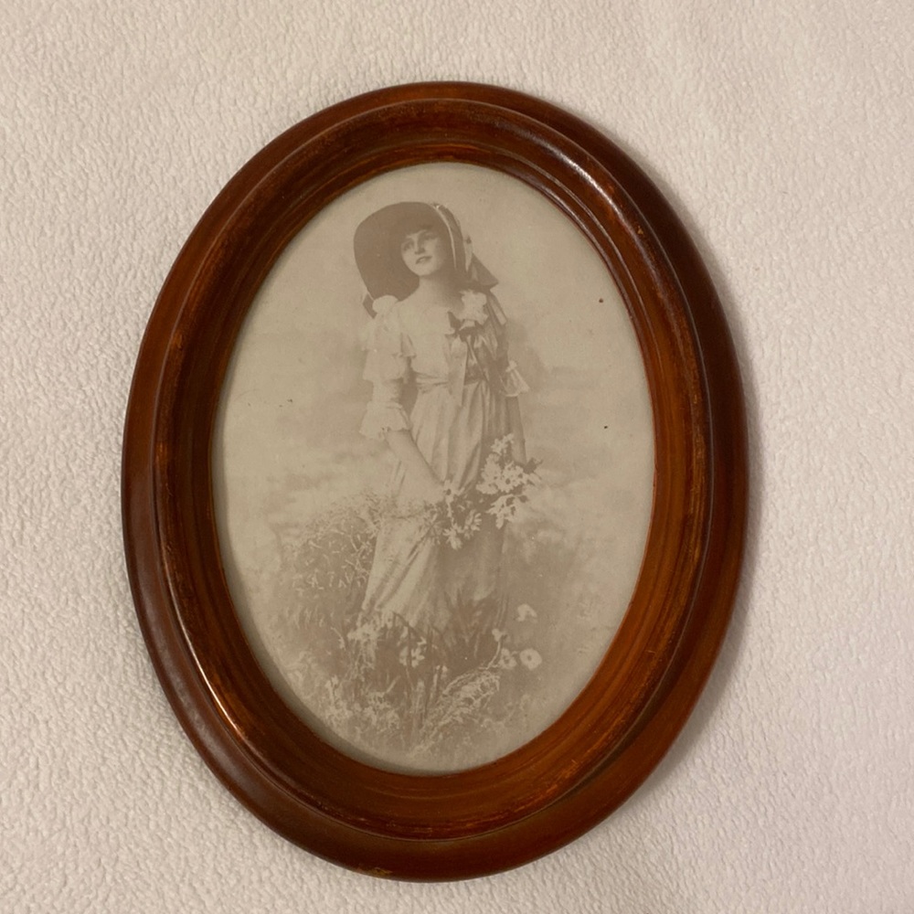 Never used oval frame!